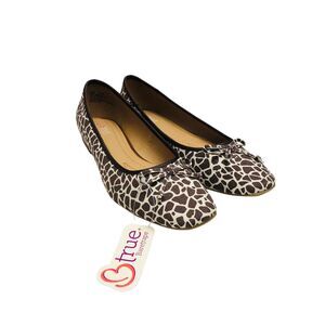 NWT Btrue by Baretraps Flats Shoes Giraffe Print 9.5M Emery Ivory Comfort SlipOn